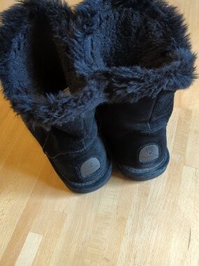 BearPaw Addilyn Boots, EUC size 9, black fur Suede Boots
